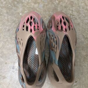 Yeezy foam rnr Brown Pink blue